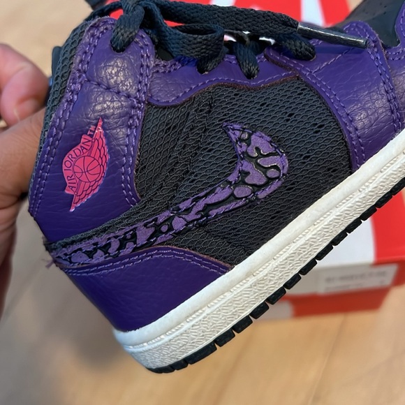 NIKE AIR JORDAN 1 RETRO size 8c - Picture 4 of 14